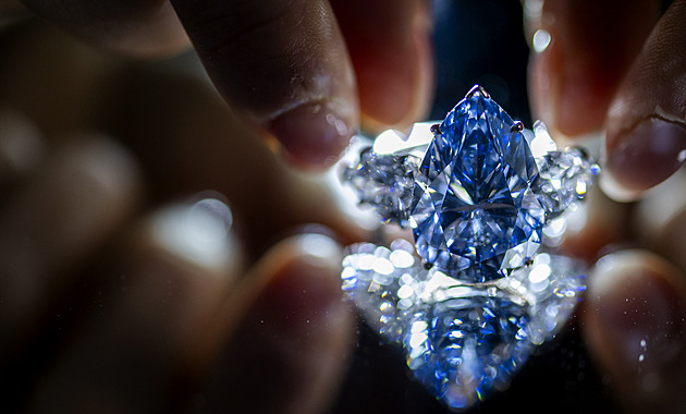 Vzácný modrý diamant Bleu Royal se vydražil za více než miliardu korun