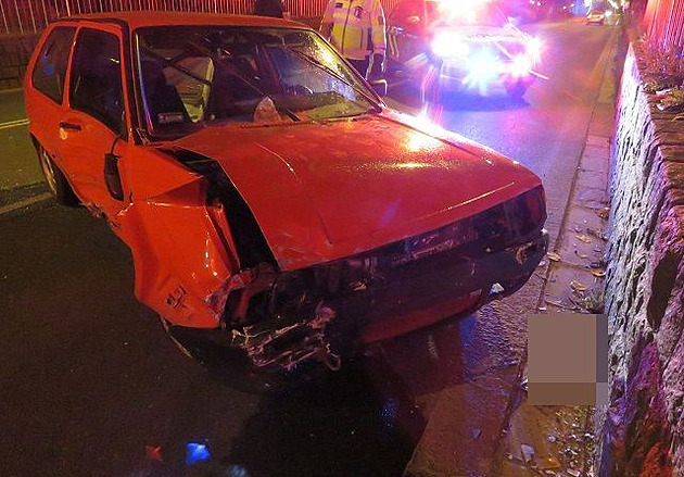 Opilý řidič zběsile ujížděl Hradcem, zastavil ho až náraz do policejního auta