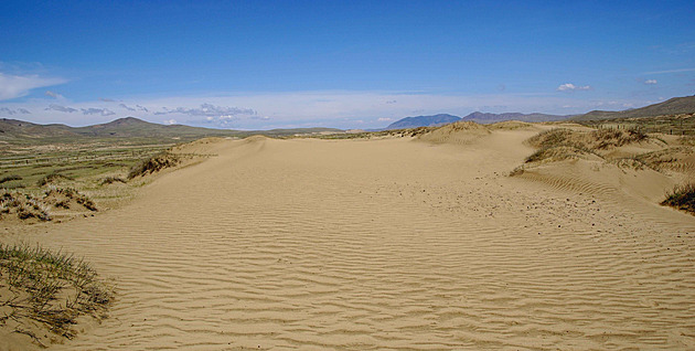 Písek bičuje mongolskou vesnici. Osadu zachraňují před pouštní dunou Češi