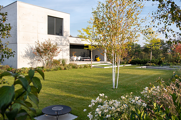 Podzim na čisté zahradě minimalistů, kde si beton hraje se stíny i barvami