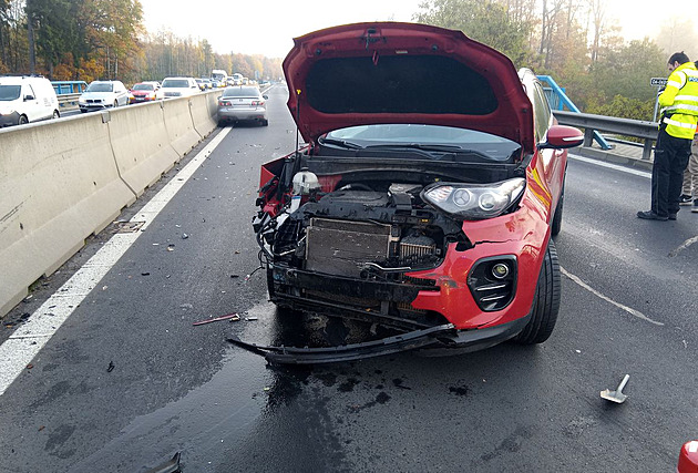 Na namrzlé dálnici u Sokolova bourala auta v obou směrech, sedm lidí se zranilo