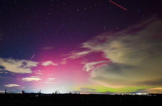 Šance vidět polární záři zůstává. Astronom vysvětluje, proč byla zbarvená rudě