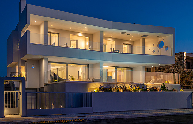 Vila s výtahem okouzlí výhledem a luxusním odpočinkem u bazénu i grilu