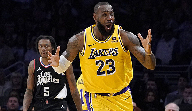 Lakers v prodloužení zdolali Clippers, rekordman James přispěl 35 body