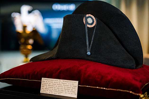 Jeden ze slavných Napoleonových klobouků jde do aukce, cena se blíží milionu eur