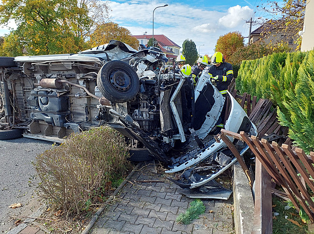 Řidič dodávky usnul za volantem, při nehodě zdemoloval plot u domu
