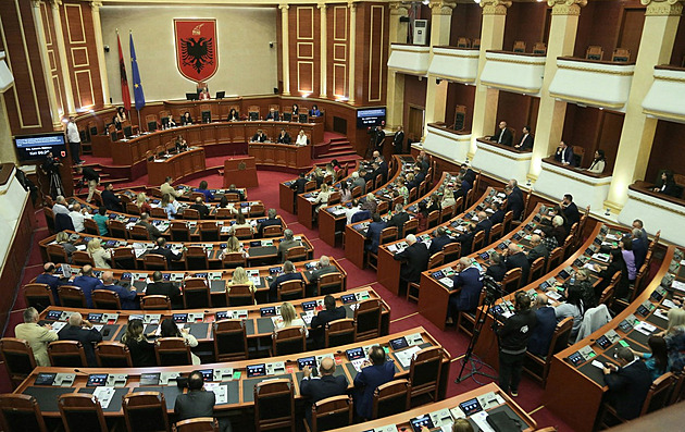 Albánští poslanci se porvali v lavicích, raději budou jednat pouze online