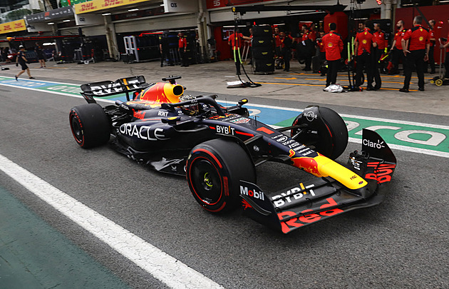 Předčasně ukončenou kvalifikaci F1 v Brazílii vyhrál Verstappen