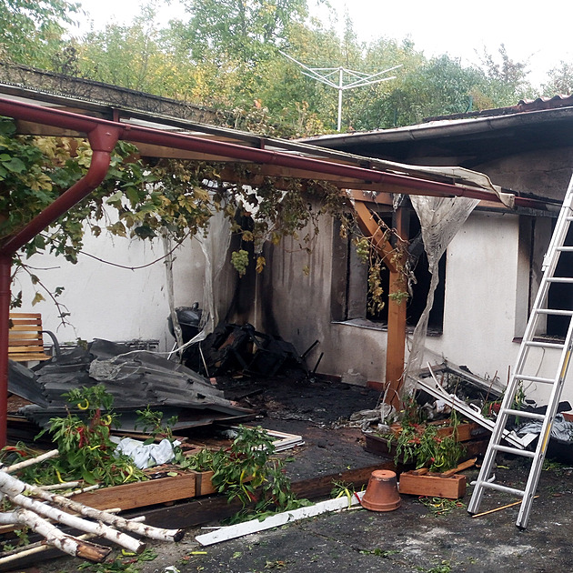 Žhář podpálil dveře firmy i rodinný dům. Prozradilo ho zranění v obličeji