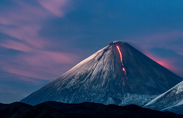 Červený poplach. Kamčatská sopka chrlí popel do výšky deseti kilometrů