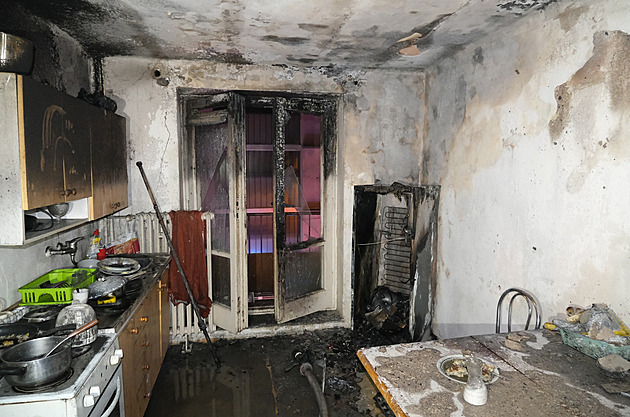 Požár vyhnal v noci z ubytovny 63 lidí včetně dětí, hořelo zřejmě kvůli lednici