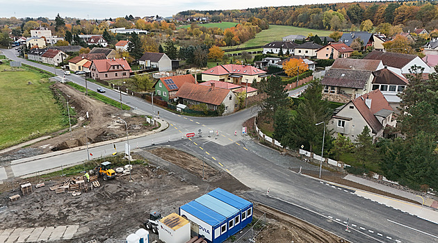 Křižovatka určená k přestavbě na kruhovou v Červeném Hrádku u Plzně. (3....