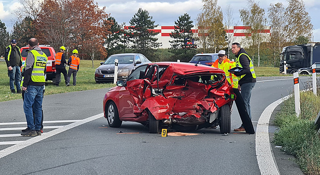 Při srážce dvou aut na D5 u Rokycan zemřela řidička, směr na Prahu stál