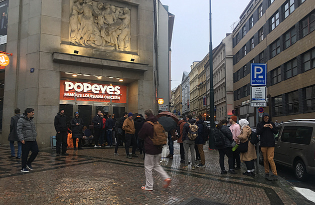 V Praze otevřel fastfood Popeyes, fronta na sendviče se táhla desítky metrů