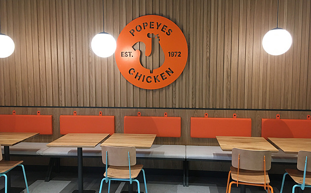 V Praze otvírá fastfood Popeyes, první lidé čekají na sendviče přes 20 hodin