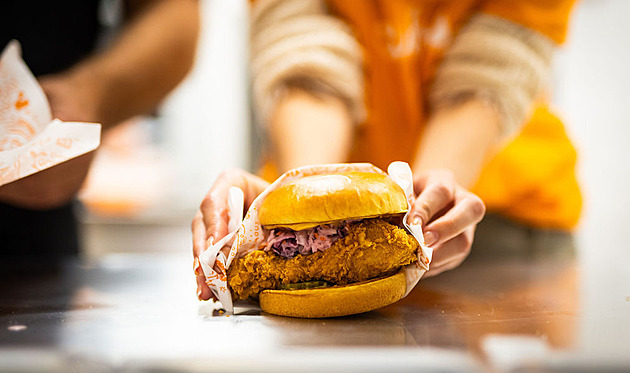 Kuřecí války dorazily do Česka. KFC padá u nás i v Americe, v jedné velké zemi ale pořád dominuje