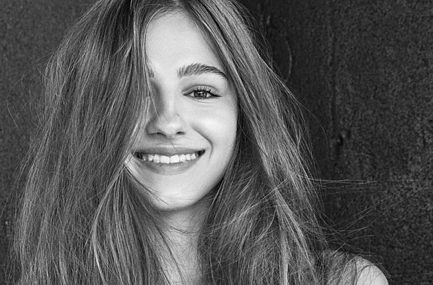 Pařila s tátou, příjmení si vzala mámy. Lola Rolins slaví 18 a ukázala fotky z dětství Pařila s tátou, příjmení si vzala mámy. Lola Rolins slaví 18 a ukázala fotky z dětství