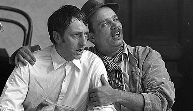 RECENZE: Nepřístojný šmírák, improvizátor. Životopis Vladimíra Menšíka jde do hloubky