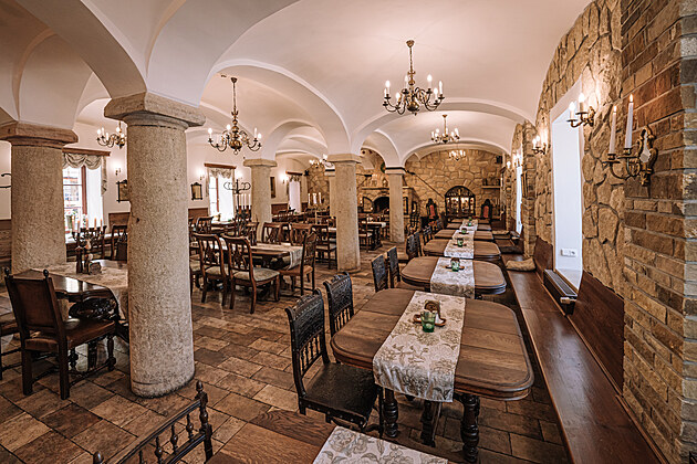 Interir restaurace s restaurovanmi pskovcovmi sloupy z 18. stolet
