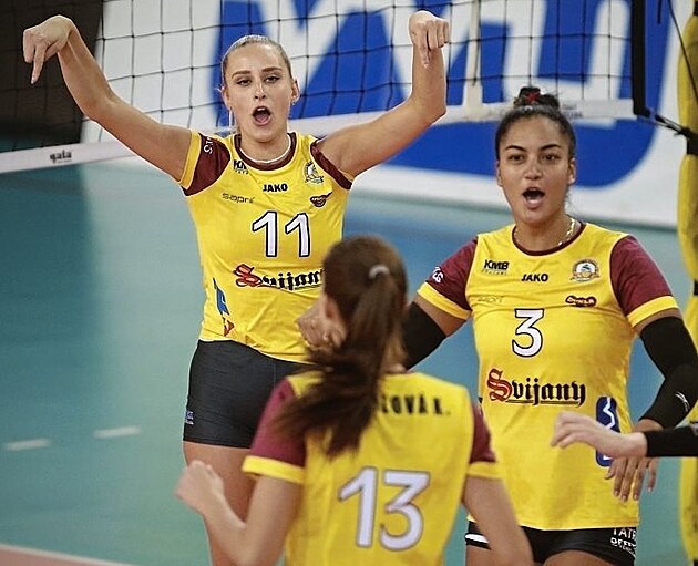 Slovenská univerzálka Nikola Kvapilová (na snímku vlevo v domácím �íjnovém...
