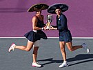 Laura Siegemundová (vlevo) a Vra Zvonarevová slaví triumf ve tyhe na Turnaj...
