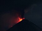 Kamatská sopka zaala chrlit popel a plameny a do výky deseti kilometr