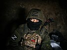 Ruský voják eká na pozici na Ukrajin ve smru na Krasnyj Lyman. (5. listopadu...