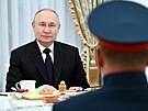 Ruský prezident Vladimir Putin se setkává s ruskými vojáky v Kremlu. (29. záí...