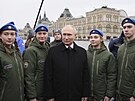 Ruský prezident Vladimir Putin pózuje s leny Národního hnutí mladých kadet...