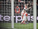 David Doudra s Lukáem Masopustem (vpedu) slaví gól proti AS ím.