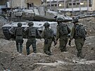 Dál v Gaze Izraeltí vojáci na severu Gazy postupují