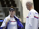 Kapitán Petr Pála hovoí s Lindou Noskovou na tréninku ped finálovým turnajem...