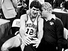 Basketbalista Steve Alford a trenér Bob Knight vstebávají zisk univerzitního...