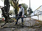 Mu ve francouzském Saint-Nazaire zvedá spadlý strom. Boue Ciarán udeila v...