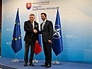 Slovenský premiér Robert Fico se slovenským ministrem obrany Robertem Kaliákem...