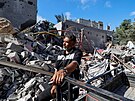 Palestinec Mohammed Hamdan obchází trosky svého domu ve mst Chán Júnis v...