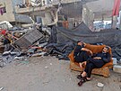 Dva Palestinci z Pásma Gazy odpoívají na gaui vedle zniených dom. Izraelská...