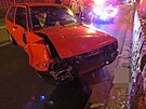 Auto havarovalo p�i honi�ce s policejn�m autem v Hradci Kr�lov�. (3. 11. 2023)