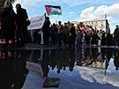 Demonstranti mávají palestinskou vlajkou bhem shromádní na podporu...