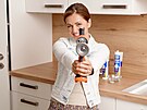 Eva Borská se od kolegy ráda uí, jak zvládnout drobné opravy v domácnosti sama.