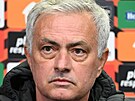 Slavný portugalský kou� José Mourinho z AS �ím na tiskové konferenci v pra�ském...