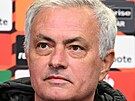 Slavný portugalský kou� José Mourinho z AS �ím na tiskové konferenci v pra�ském...