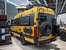 Dodvka pro dva potpe na cestch. To je Mercedes-Benz Sprinter 44 nazvan...