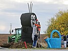 Leto�n� poh�dkovou slam�nou postavou u silnice v Jakubov� na T�eb��sku je ob��...