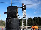 Leto�n� poh�dkovou slam�nou postavou u silnice v Jakubov� na T�eb��sku je ob��...