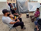 Vysídlení obyvatelé Gazy ivoí v uprchlickém táboe, dochází voda i  jídlo
