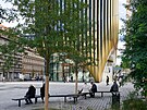 Prostor ped budovou Masaryky se zlatou fasádou dostal se stromy novou podobu,...