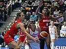 Nmecké basketbalistky Emily Bessoirová (vlevo) a Nyara Saballyová brání eskou...