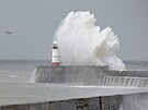 Pívalová vlna zasáhla pobení hráz v anglickém Newhavenu následkem boue...