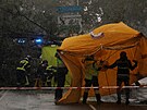 Strom, který strhla boue Ciarán zabil v Madridu enu. Na místo pijely policie...